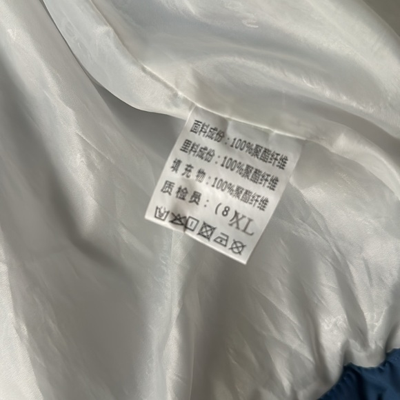 New without tags. Men’s puffer with built in hoodie. - Picture 6 of 6